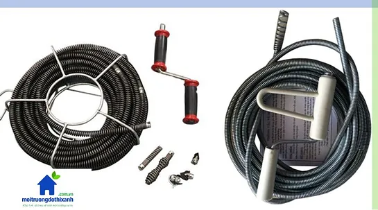 Những lỗi nguy hiểm khi tự ý thông cống bằng dây lò xo